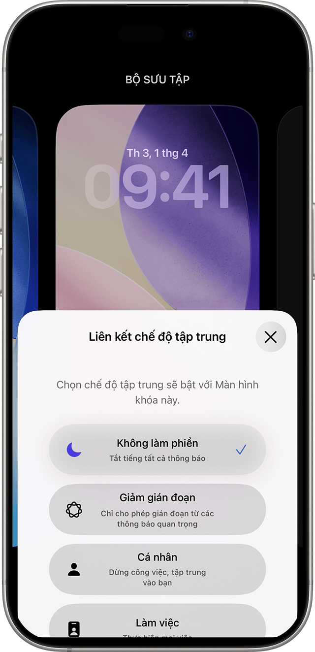 Khi tạo hoặc tùy chỉnh hình nền trong iOS 18 trở lên, bạn có thể liên kết một cài đặt Tập trung cụ thể với hình nền.