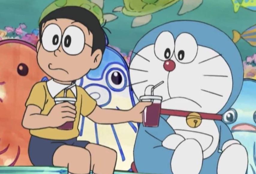 Doraemon uống nước cùng Nobita trong thủy cung