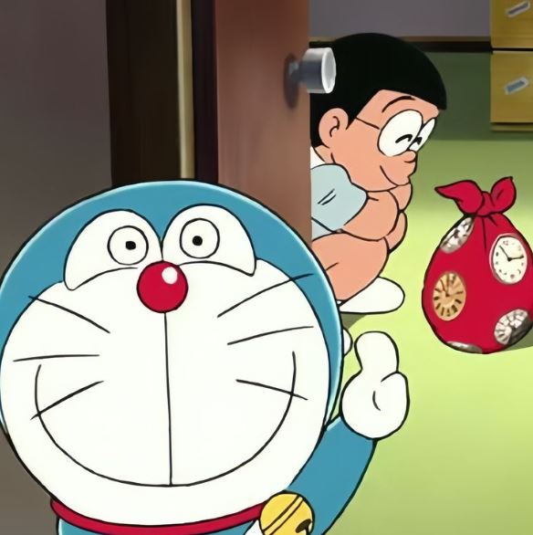 Doraemon lén nhìn Nobita đang giấu đồ