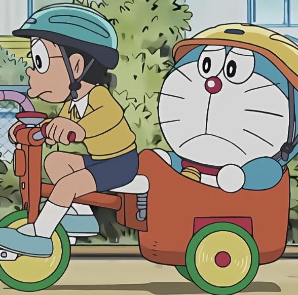 Doraemon ngồi sau xe đạp trẻ em