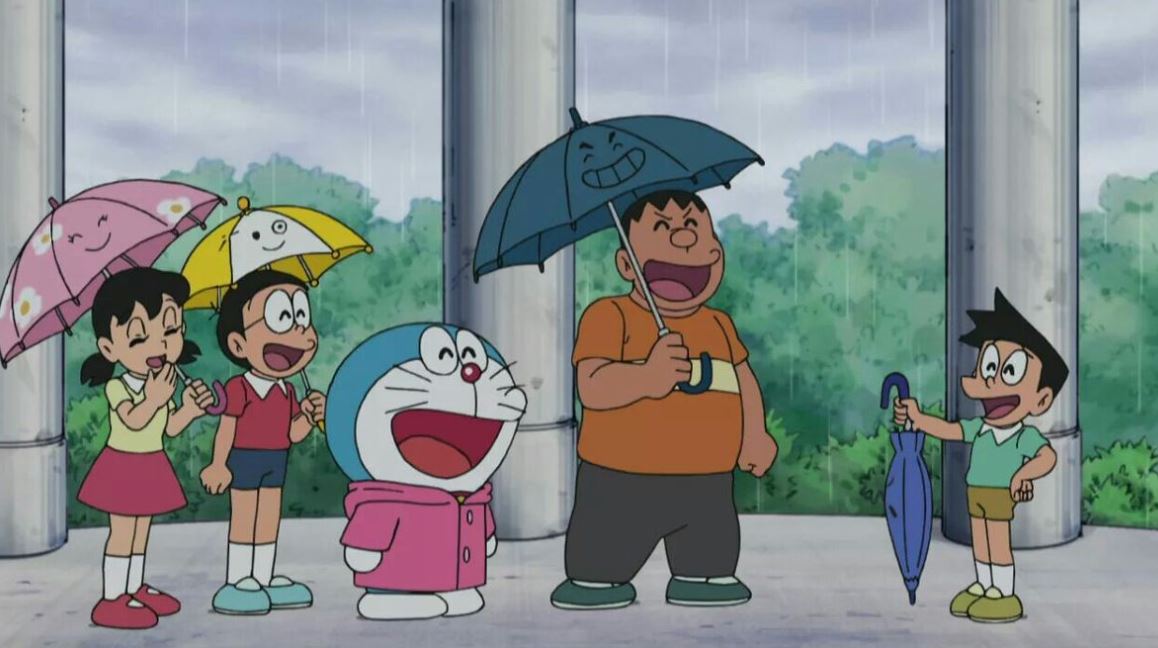 Doraemon cười tươi dưới mưa cùng các bạn nhỏ
