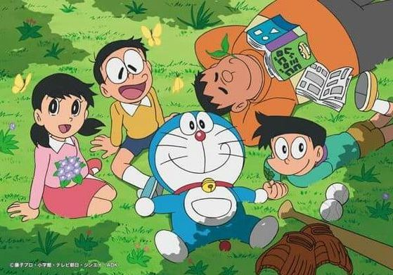 Doraemon nằm thư giãn trên thảm cỏ cùng nhóm bạn