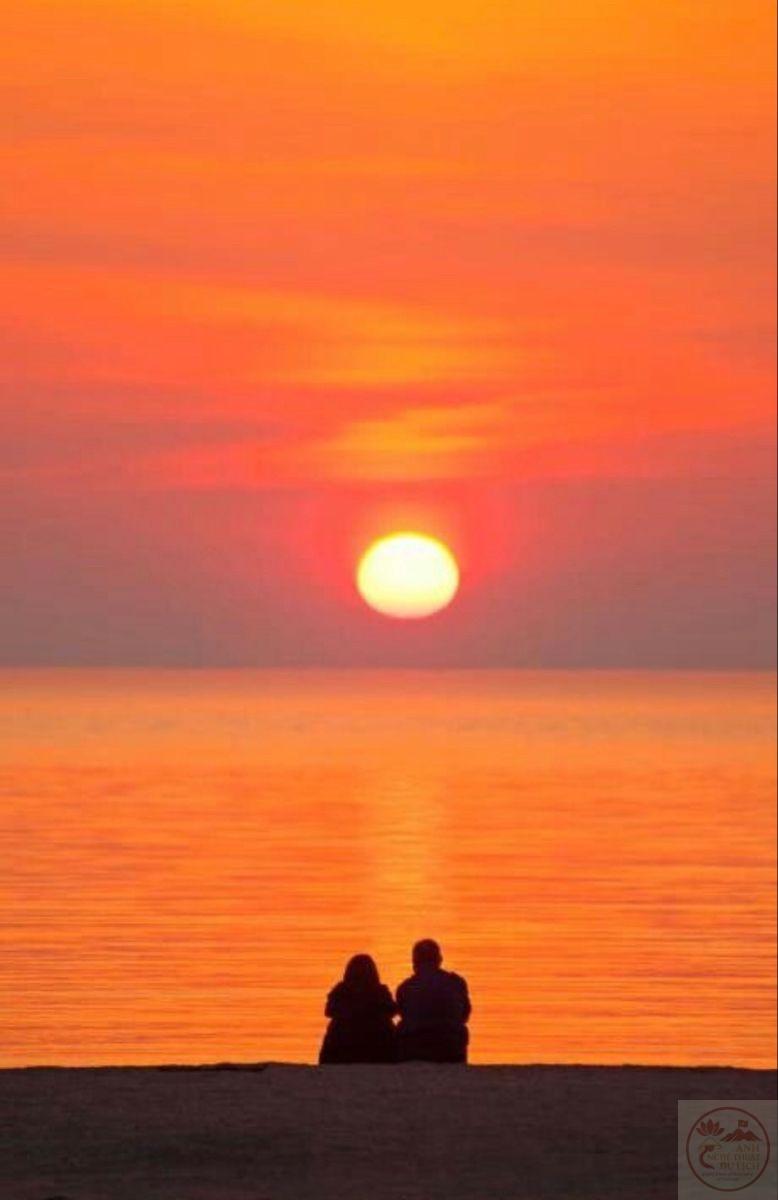 Đôi lúc một cái nắm tay đủ làm thế giới trở nên trọn vẹn hơn