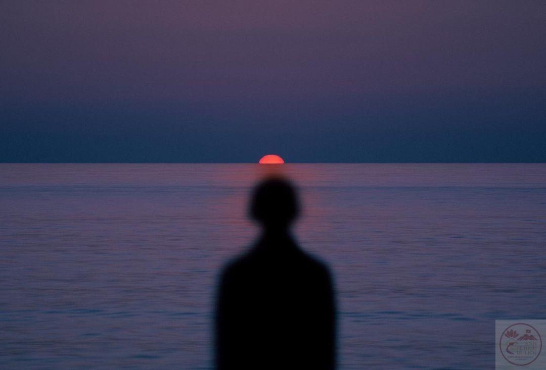 Đôi lúc một khoảng lặng dài khiến tâm trí thêm nhiều vết hằn khó quên