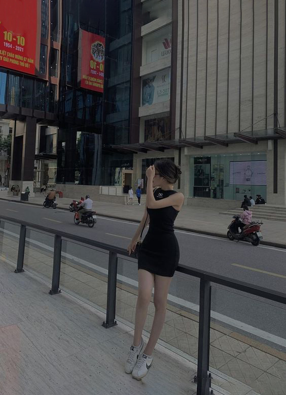 Ảnh mặc váy ngắn che mặt dạo phố