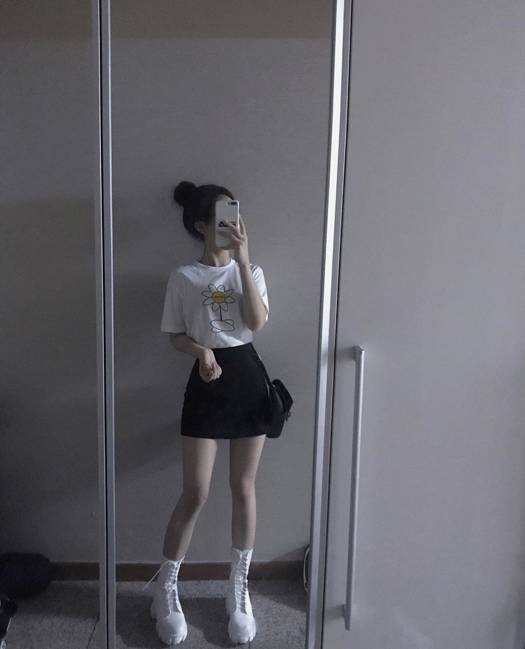 Ảnh mặc váy ngắn che mặt đáng yêu