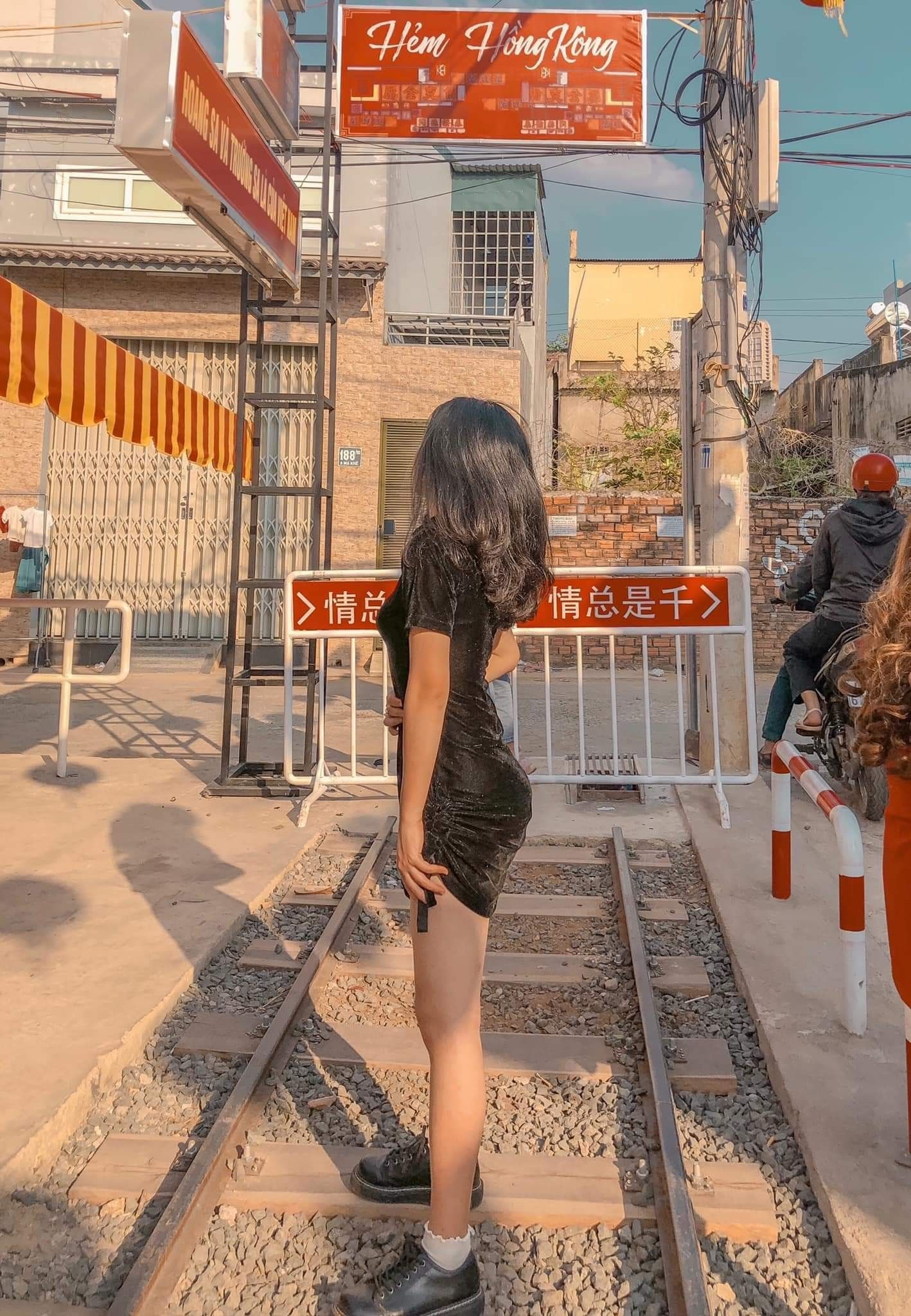 Ảnh mặc váy ngắn che mặt quyến rũ