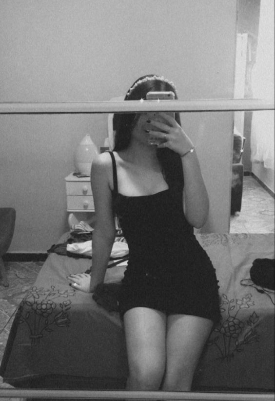 Ảnh mặc váy ngắn che mặt trắng đen