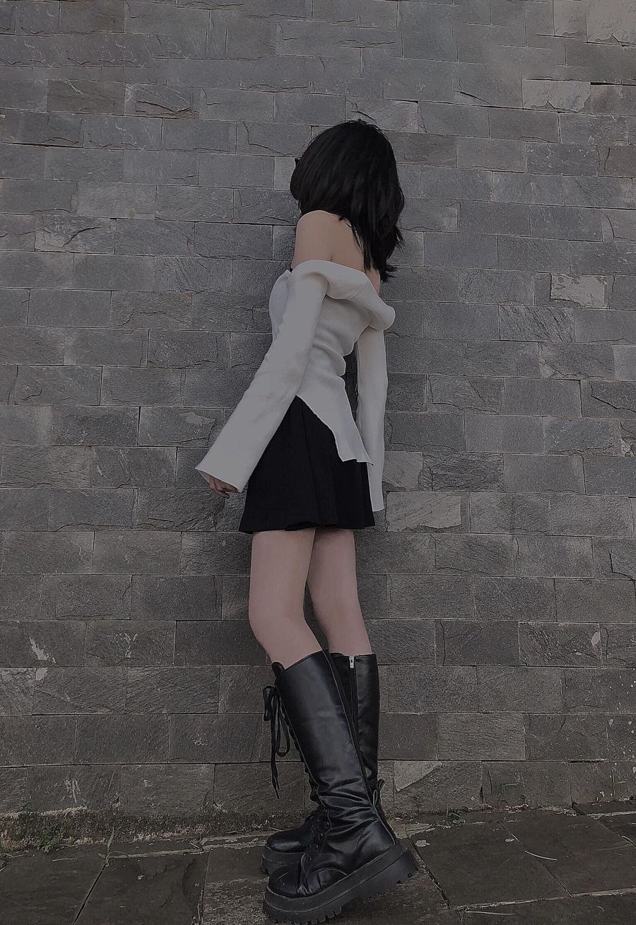 Ảnh mặc váy ngắn che mặt