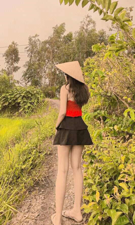 Ảnh mặc váy ngắn đội nón lá che mặt