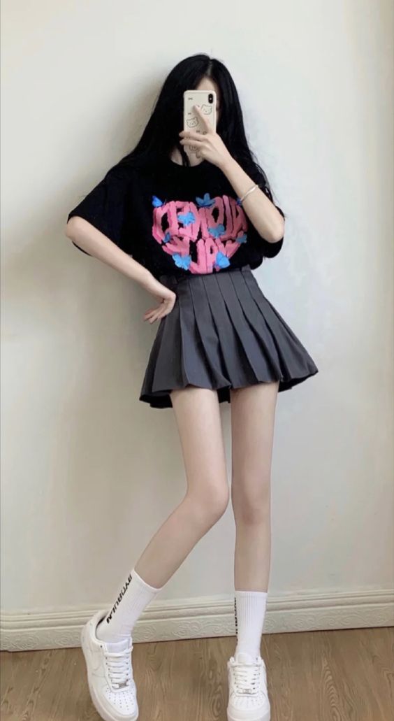 Ảnh nữ sinh mặc váy ngắn che mặt