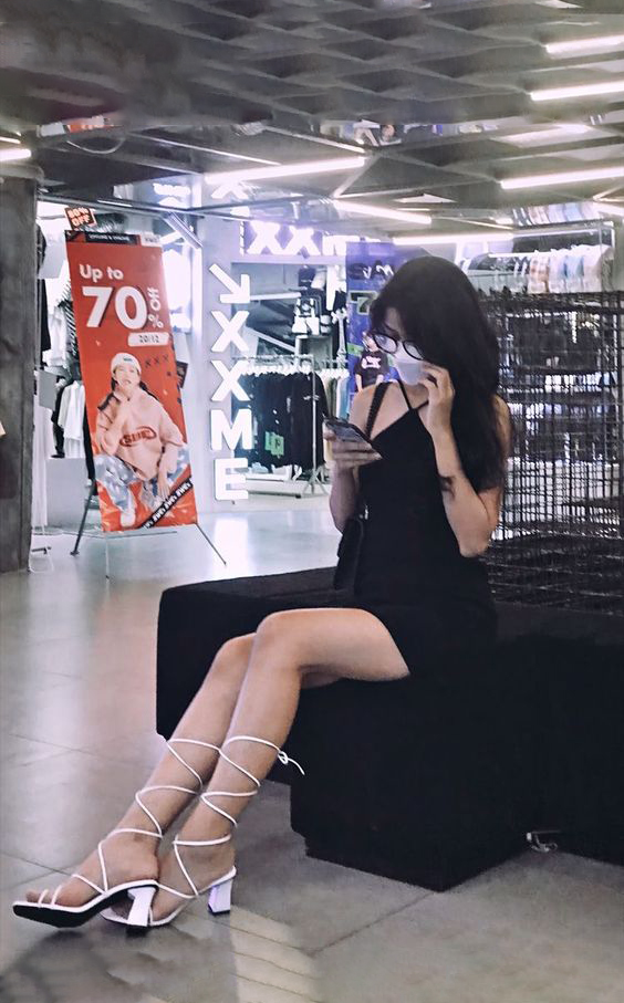 Gái xinh mặc váy ngắn che mặt