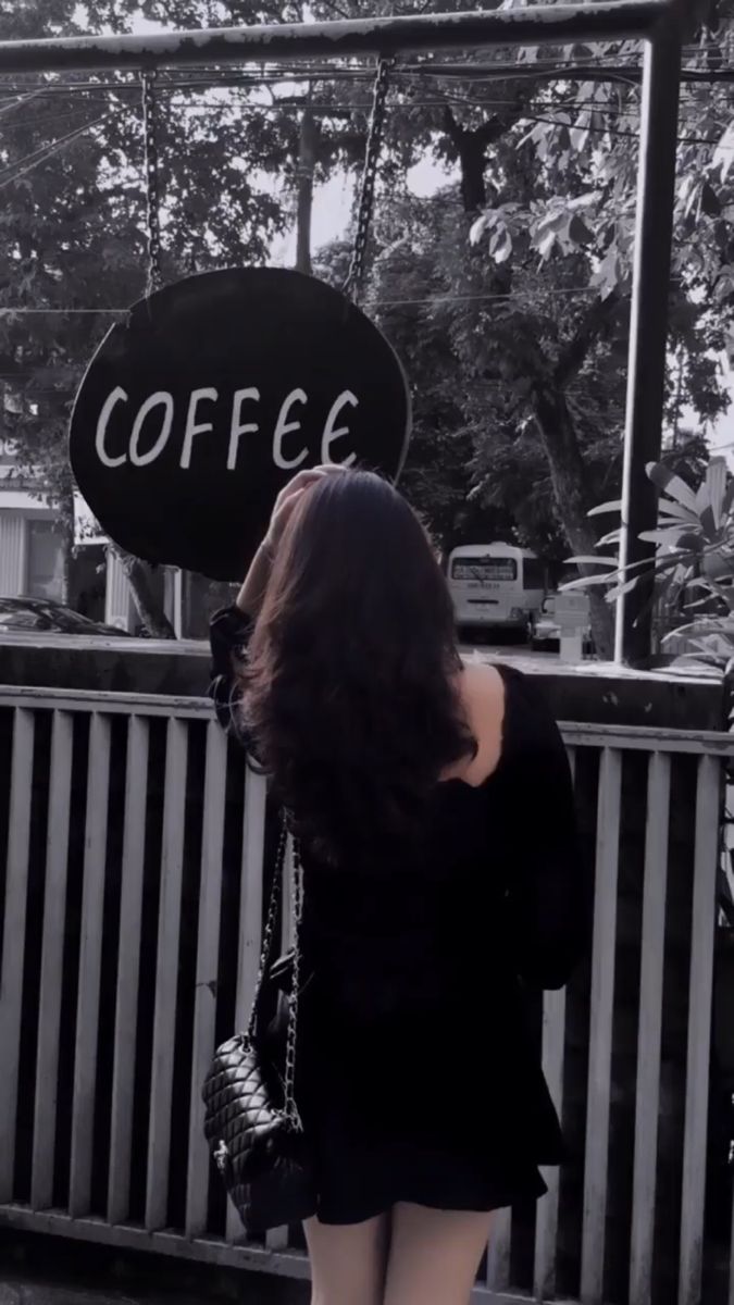 Hình ảnh gái xinh mặc váy ngắn che mặt