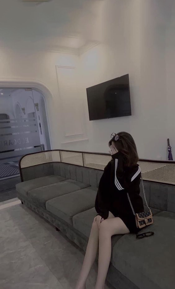 Hình ảnh gái xinh mặc váy ngắn ngồi ghế che mặt