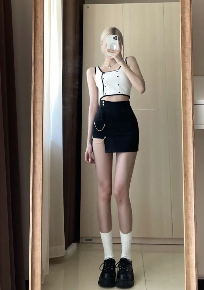 Hình ảnh mặc váy ngắn che mặt cá tính