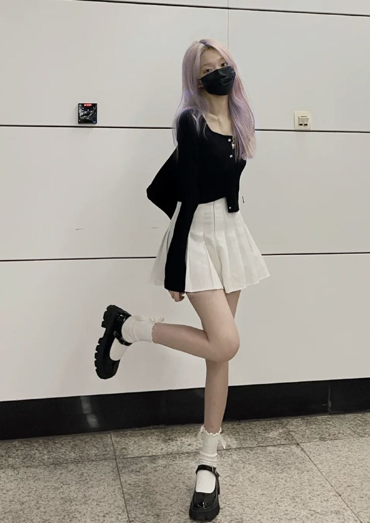 Hình ảnh mặc váy ngắn che mặt đáng yêu