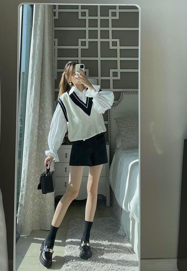 Hình ảnh mặc váy ngắn che mặt nhí nhảnh đáng yêu