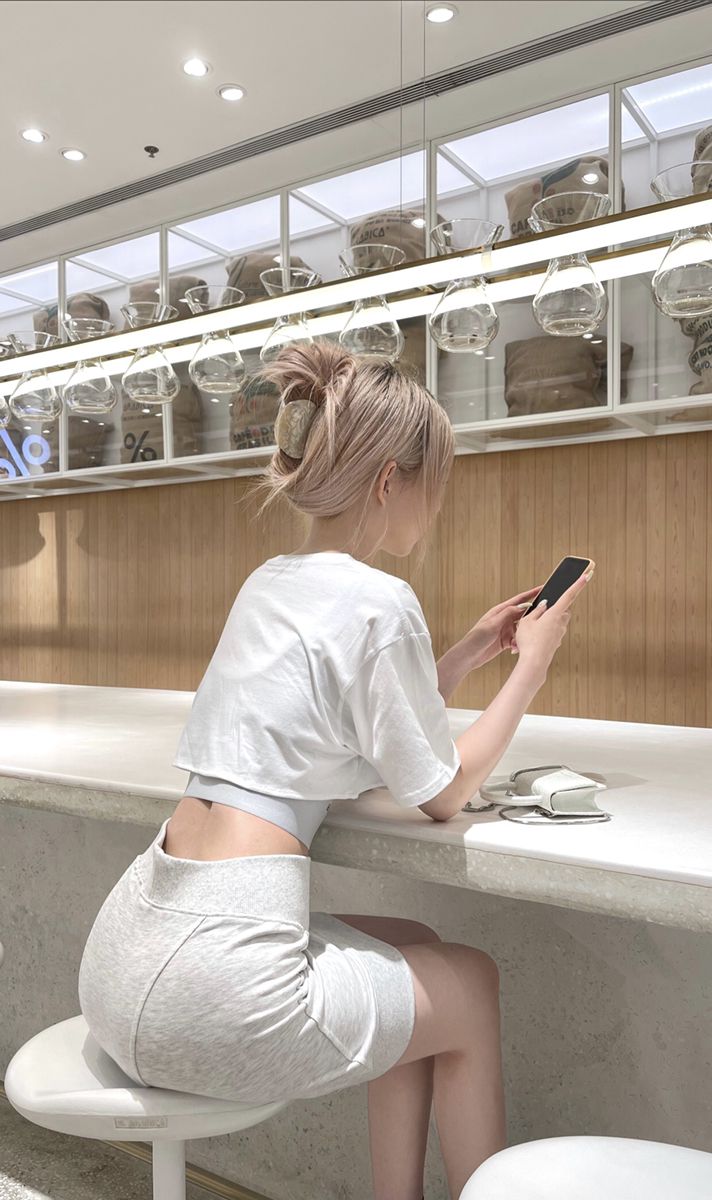 Hình ảnh mặc váy ngắn che mặt xinh đẹp quyến rũ