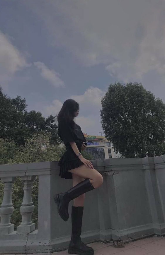 Hình ảnh mặc váy ngắn che nửa mặt