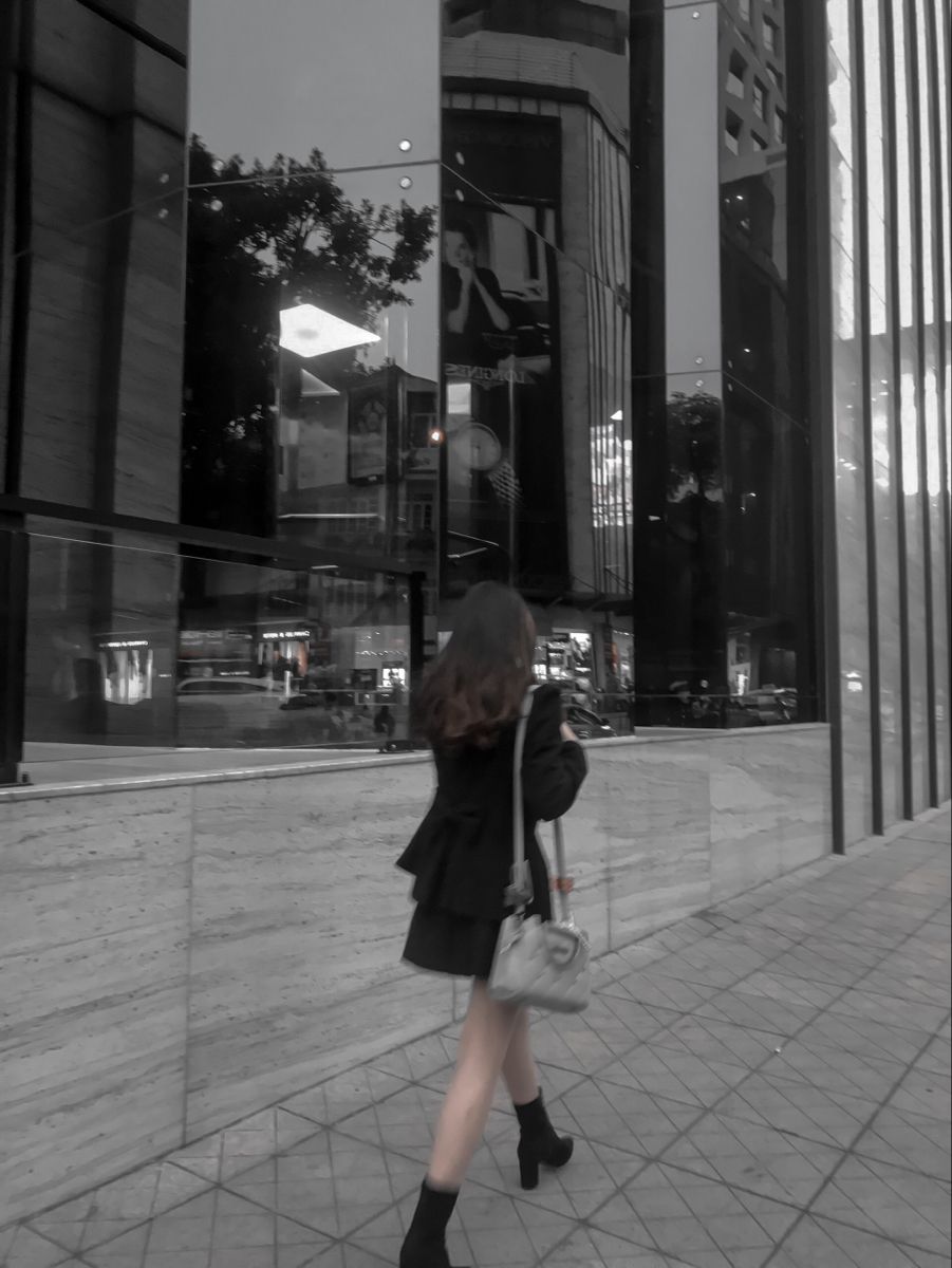 Hình ảnh mặc váy ngắn dạo phố