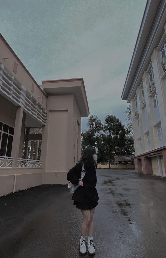 Hình ảnh nữ sinh mặc váy ngắn che mặt