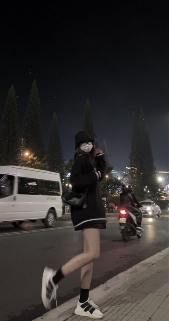 Hình mặc váy ngắn che mặt đẹp