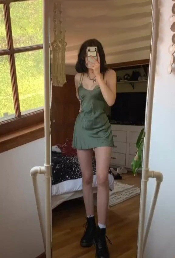 Hình mặc váy ngắn che mặt