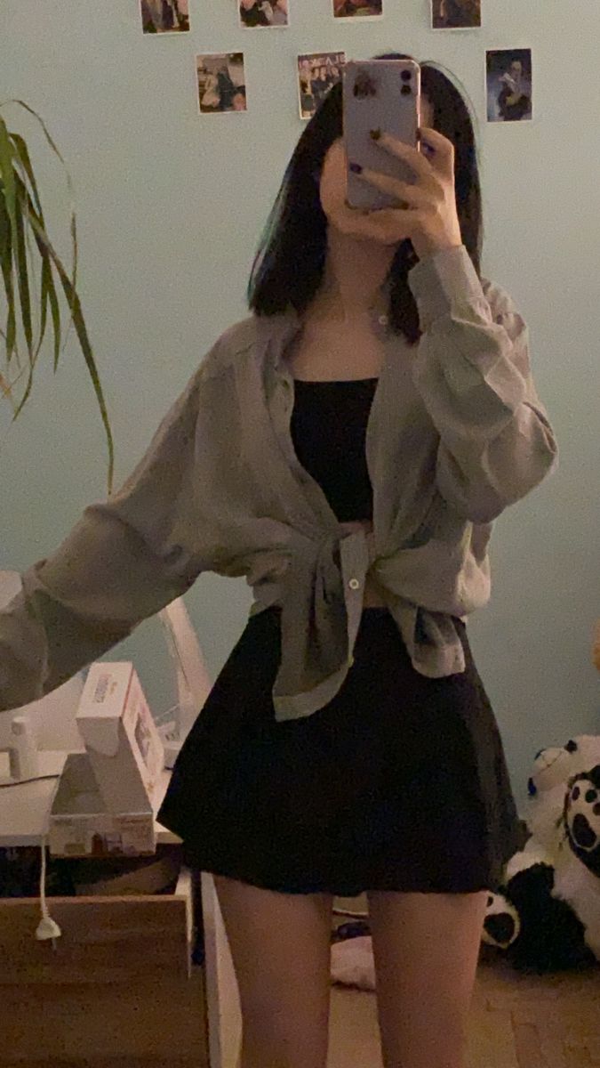 Mặc váy ngắn che mặt