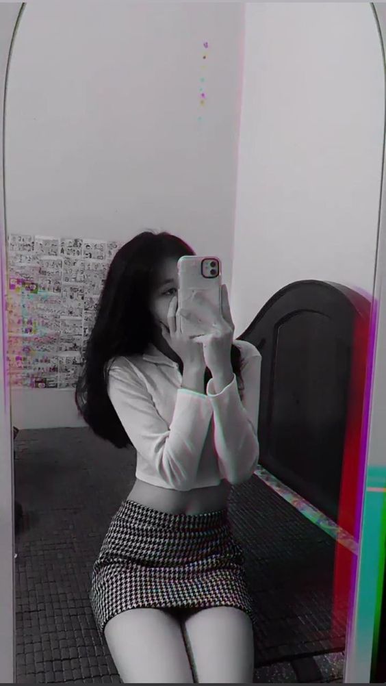 Ảnh mặc váy ngắn che mặt bằng điện thoại