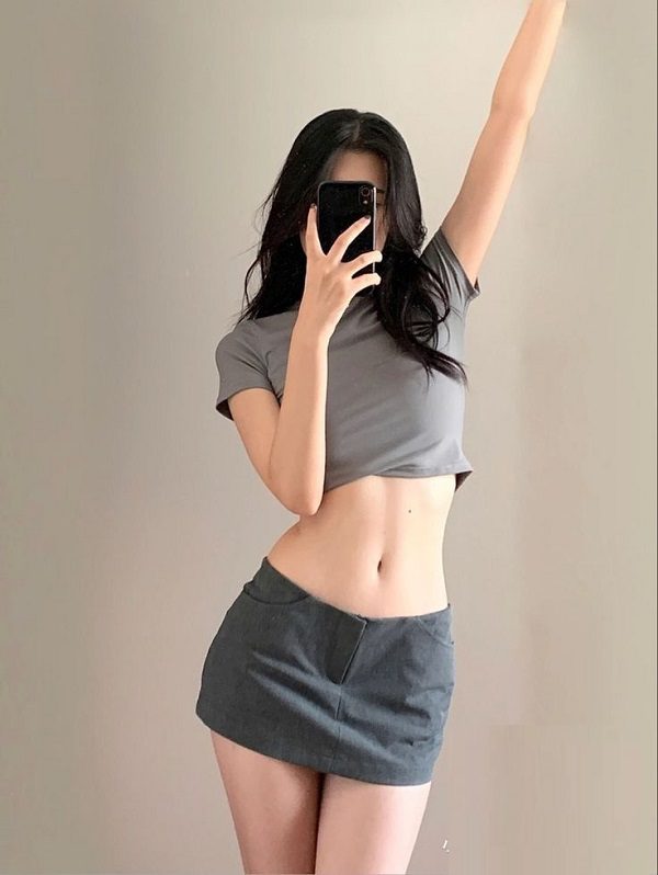 Hot girl tạo dáng chụp gương cực hút mắt