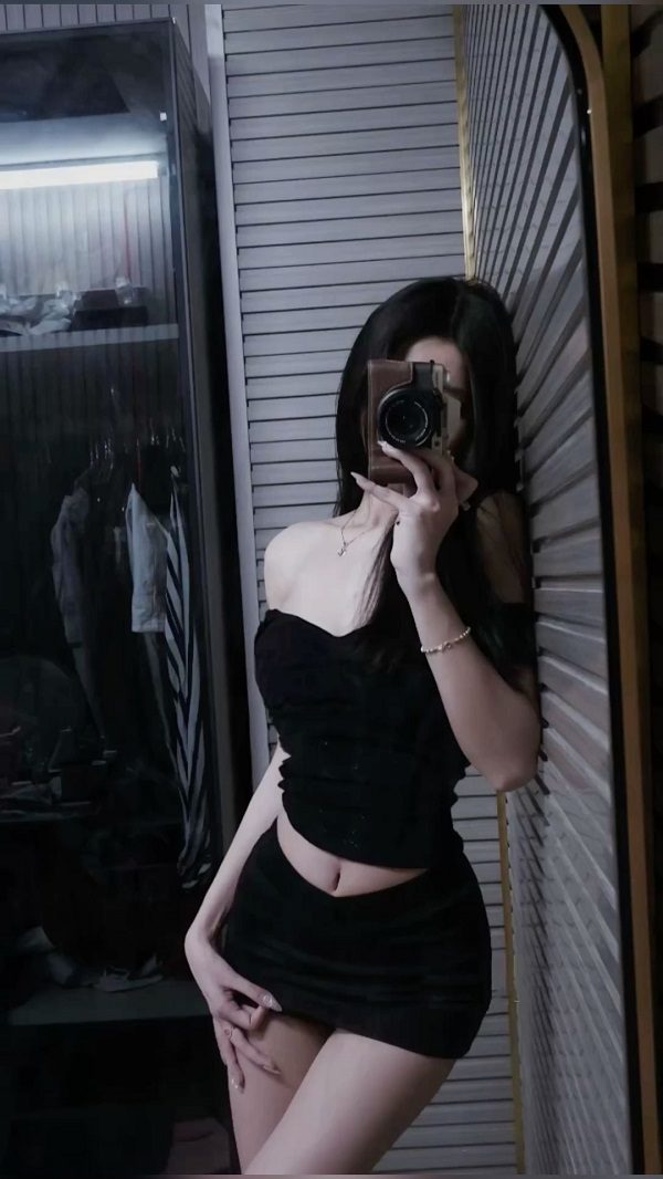 Ảnh chụp body trước gương nữ đơn giản
