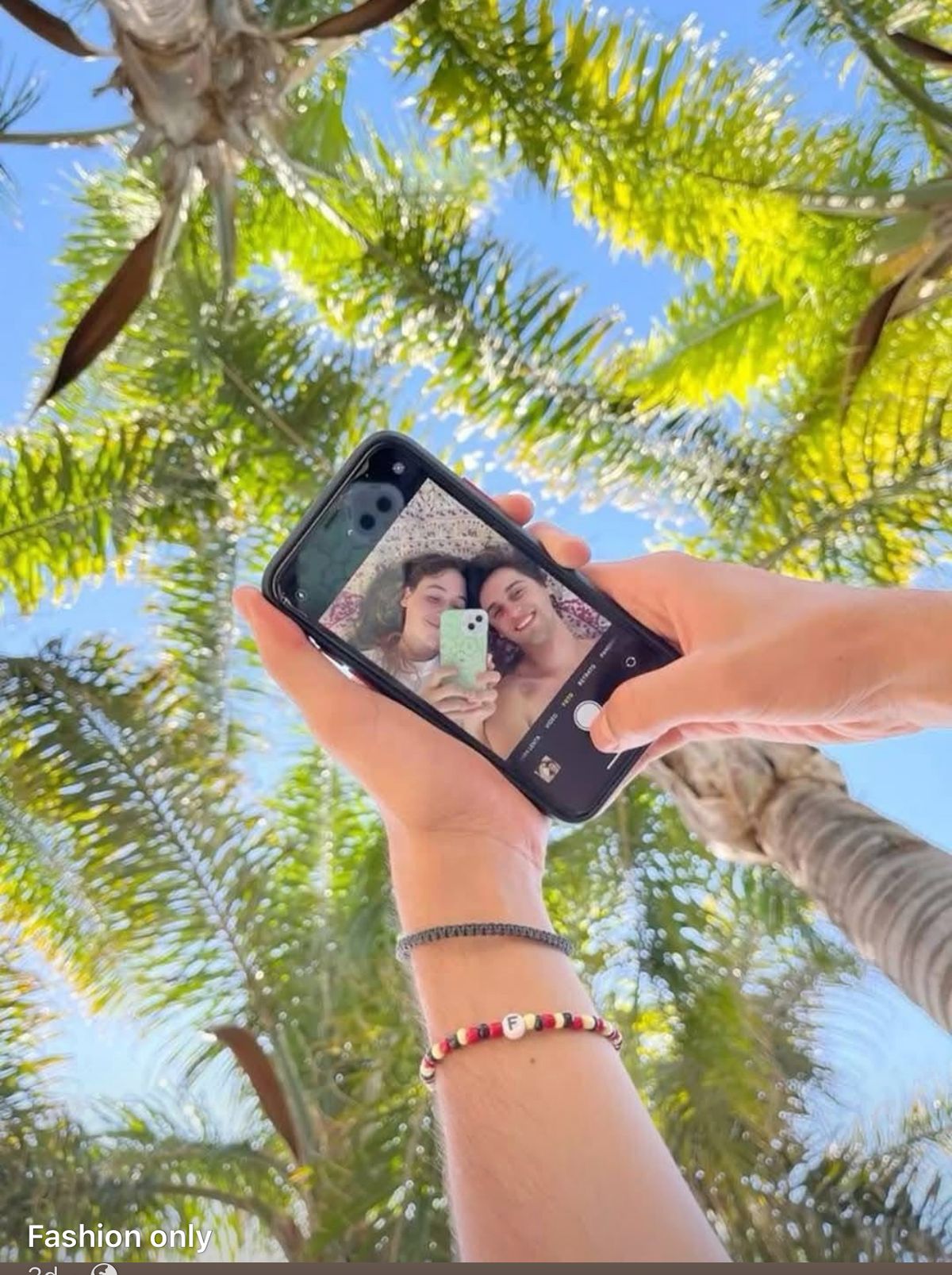 Chụp ảnh đôi nam nữ ở biển