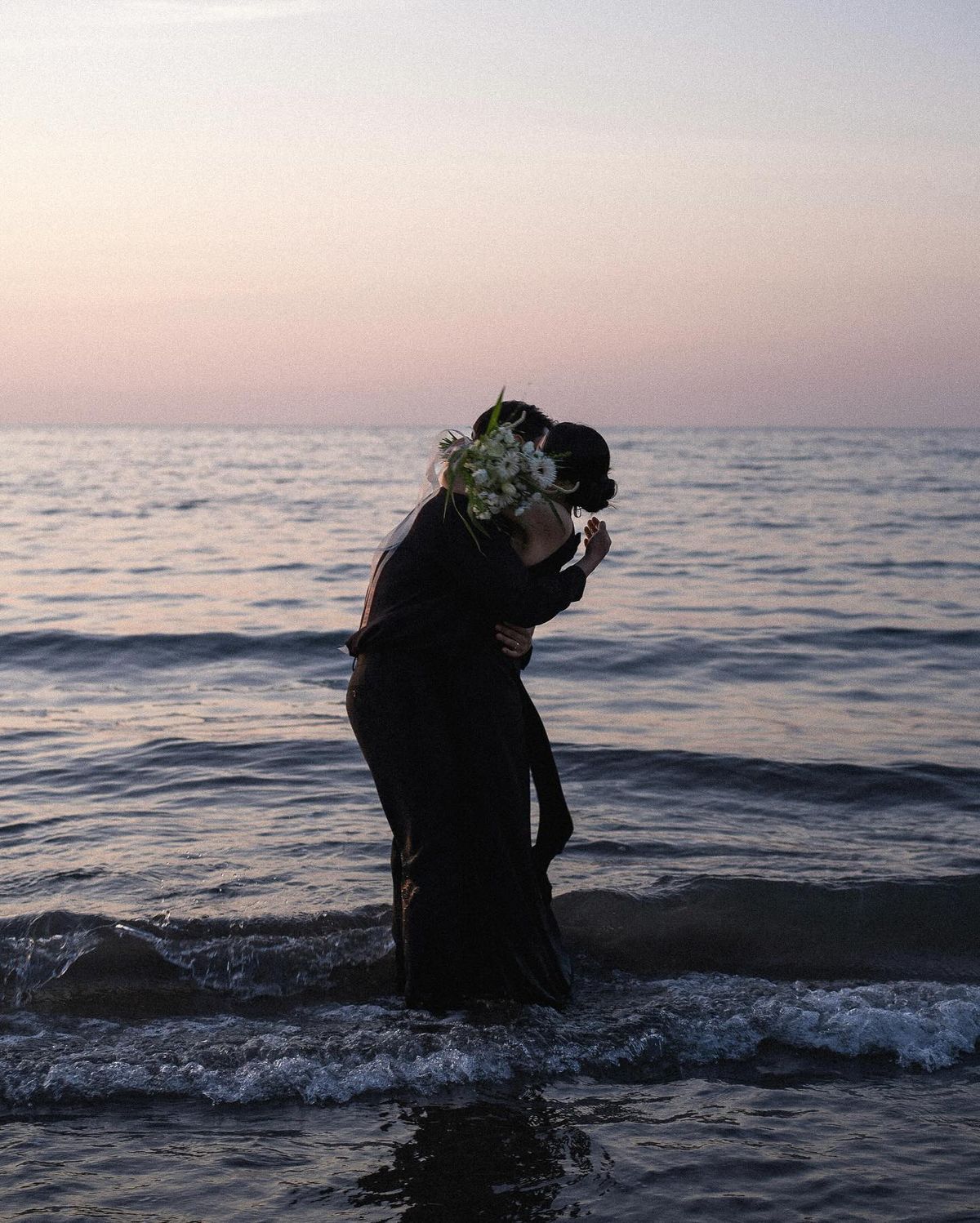 Chụp ảnh đôi ở biển là thói quen đẹp nhất