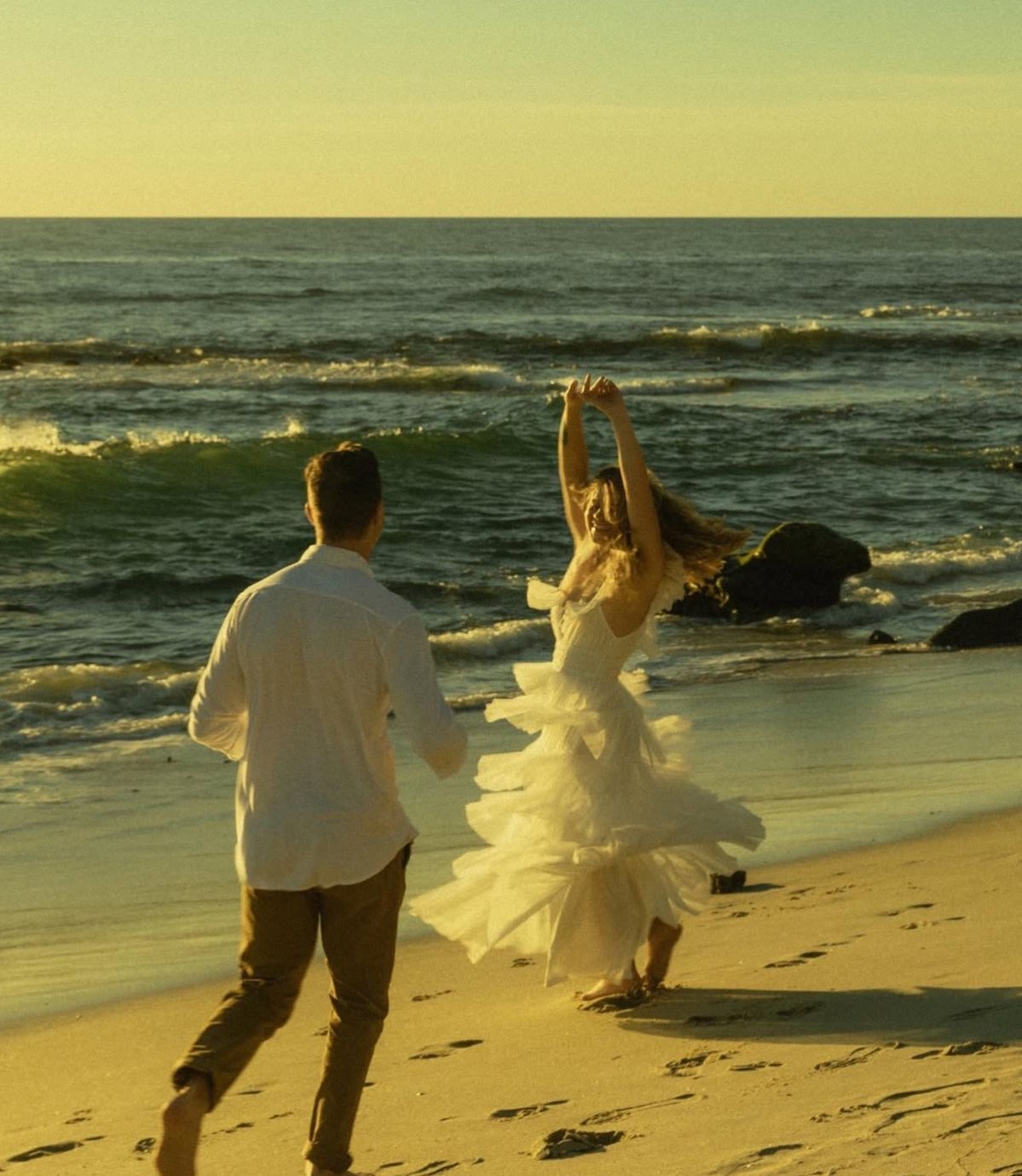 Giữa biển, cả hai đều trở nên thật đẹp