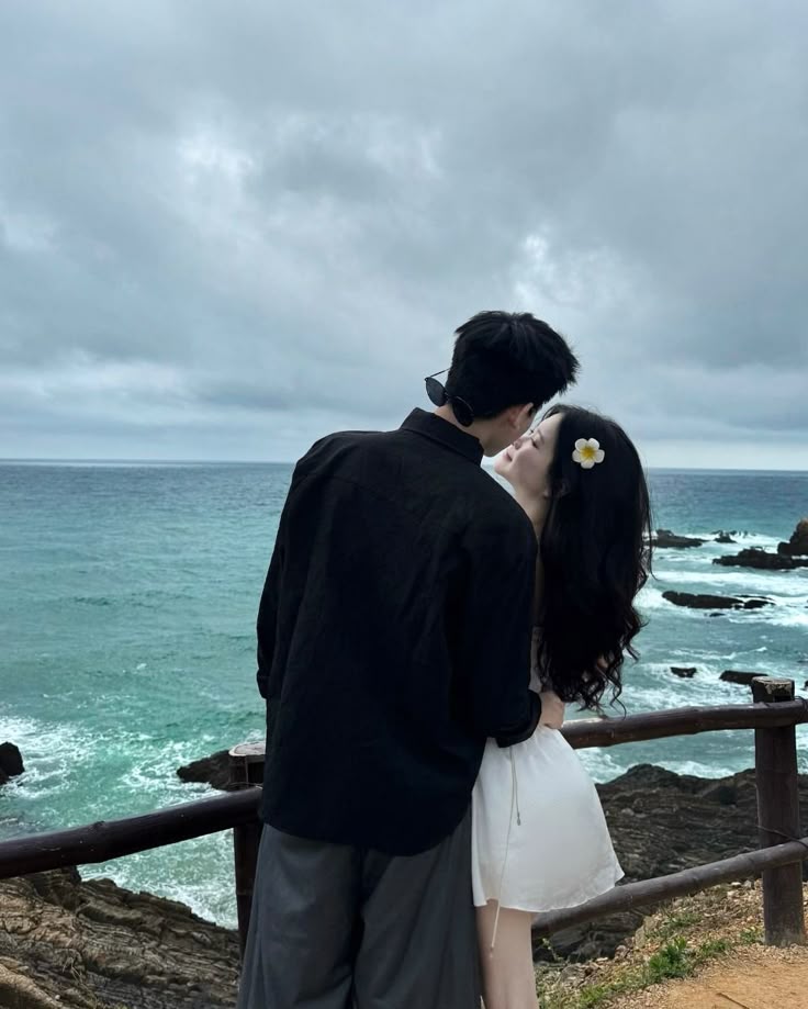 Lặng lẽ bên nhau giữa tiếng sóng vỗ