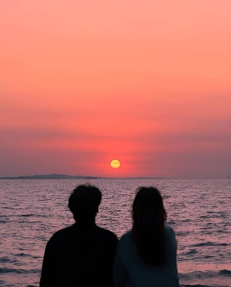 Khung hình có biển và có người thương