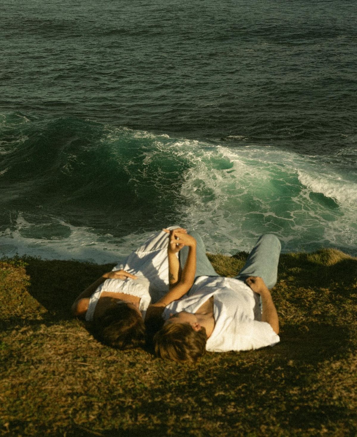 Một buổi chiều, một biển xanh, một cặp đôi