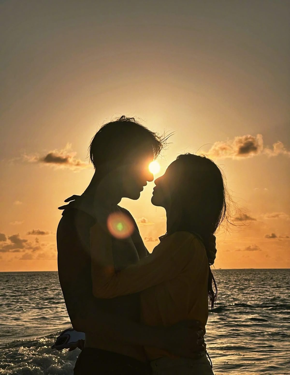 Tình yêu lặng lẽ như sóng vỗ bên bờ