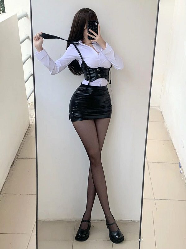 Hình gái đẹp khoe body gương với áo ôm