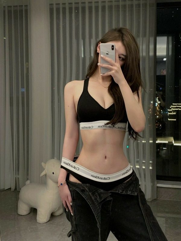 Ảnh gái xinh tạo dáng trước gương khoe dáng