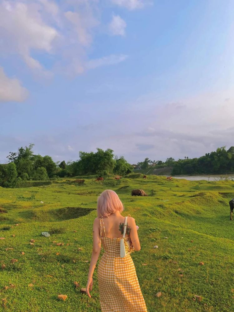 Khoảnh khắc phía sau của một nữ tóc ngắn buồn đang đi bộ trên con đường vắng, ánh nắng chiều tà đổ bóng.