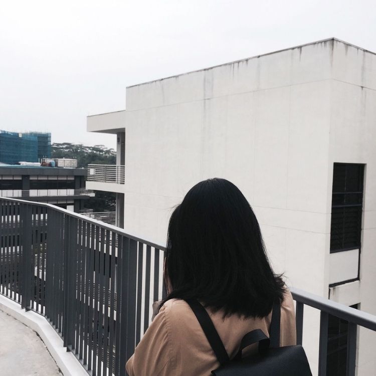 Ảnh chụp sau lưng buồn tóc ngắn