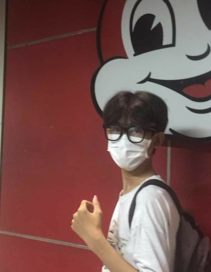 Hình ảnh con trai 12 tuổi thường thể hiện nét hồn nhiên đúng với tuổi học trò