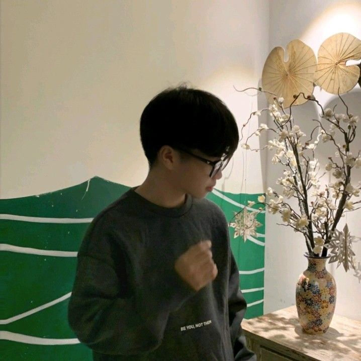 Ảnh trai đẹp 12 tuổi thường lan tỏa mạnh trên các nhóm mạng xã hội học trò