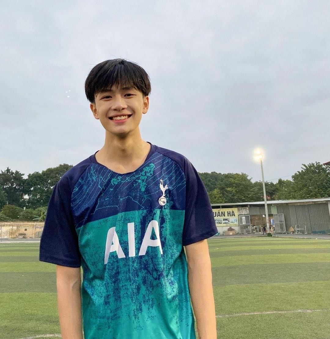 Hình ảnh trai đẹp 13 tuổi che mặt được tìm kiếm nhiều vì nét kín đáo cuốn hút