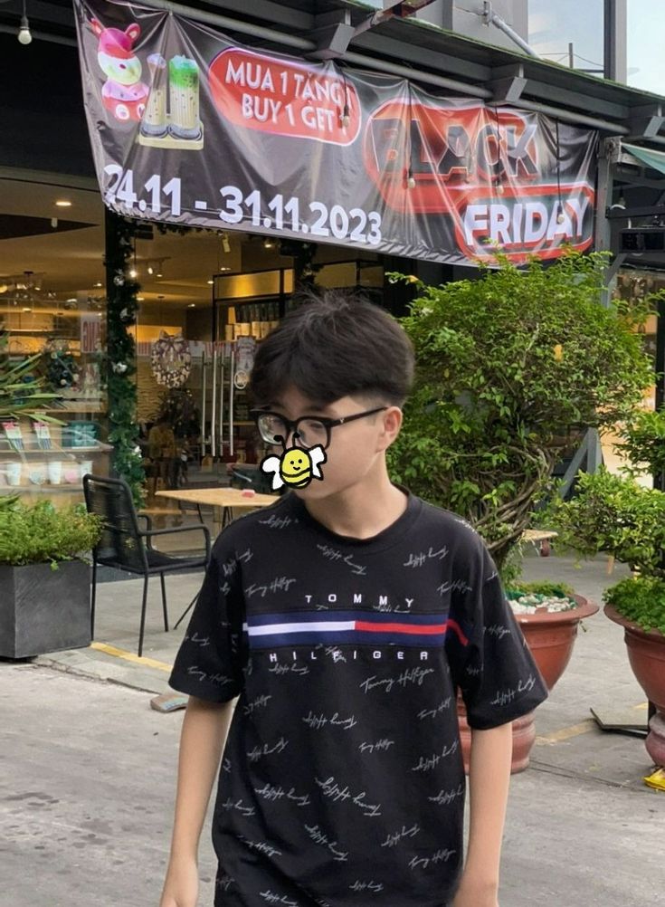 Hình ảnh trai đẹp 13 tuổi che mặt