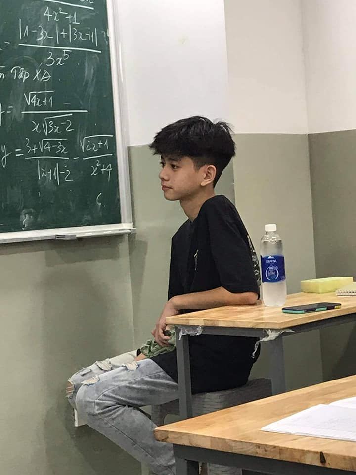 Bộ ảnh trai đẹp 14 tuổi che mặt tạo hiệu ứng độc đáo trong cộng đồng mạng