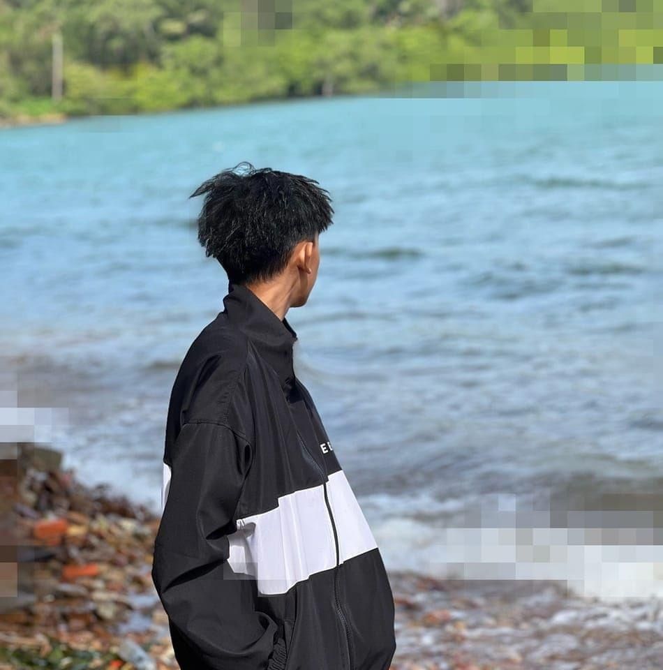 Ảnh trai đẹp 15 tuổi che mặt tạo phong cách bí ẩn khiến nhiều người tò mò