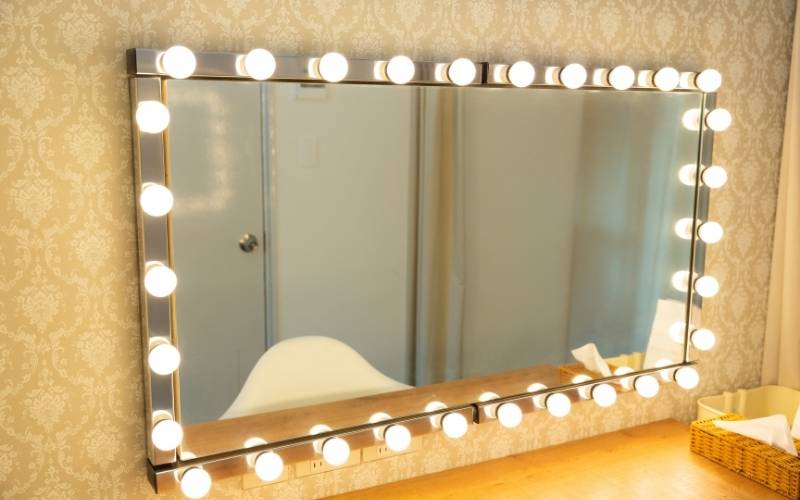 Gương phẳng là gì? Tính chất của ảnh tạo bởi gương phẳng? (+ Giải BT vật lý 7)