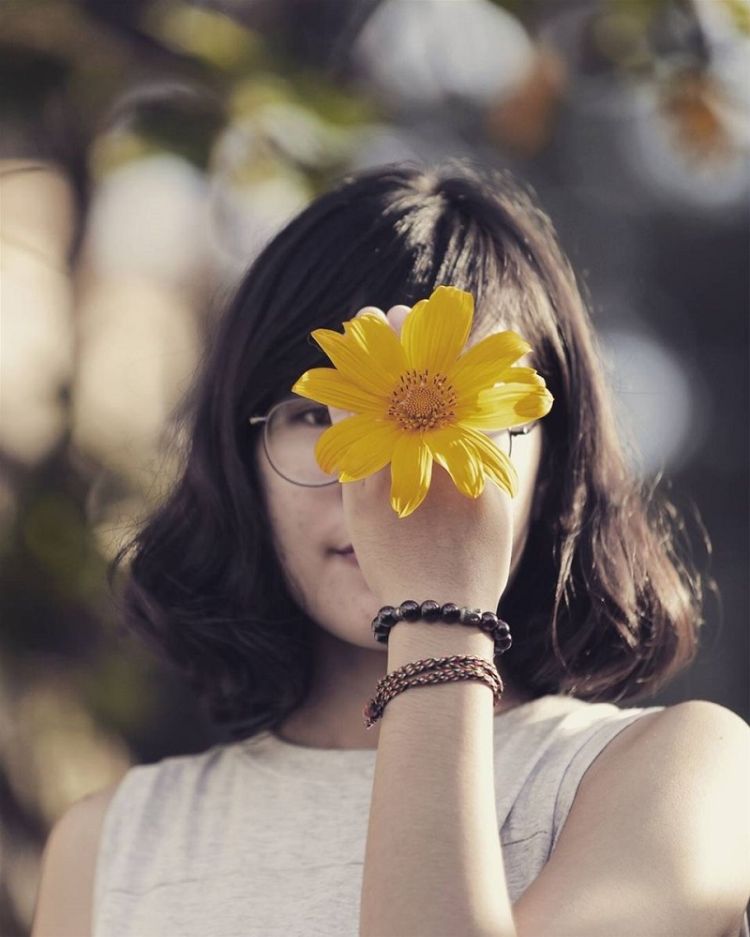 chụp hình cận mặt với hoa